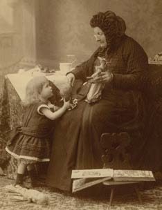 Großmutter reicht Enkelin Puppe