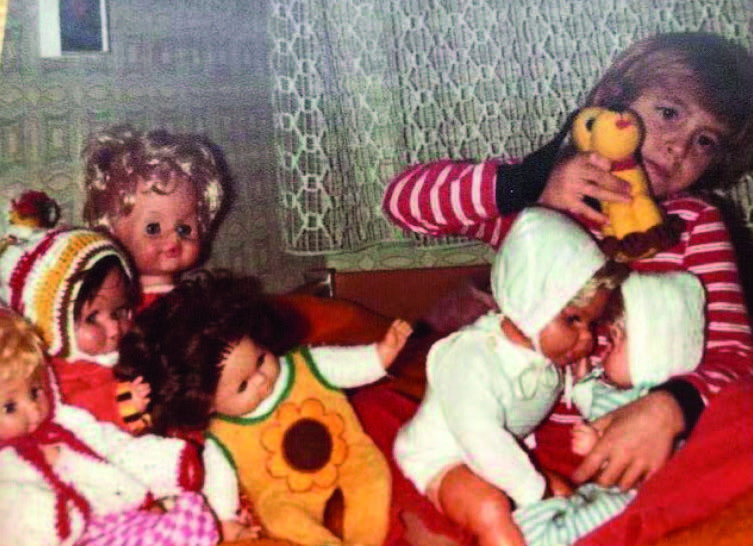  Die zukünftige Sammlerin Julia Lehner im Kreise ihrer Puppen