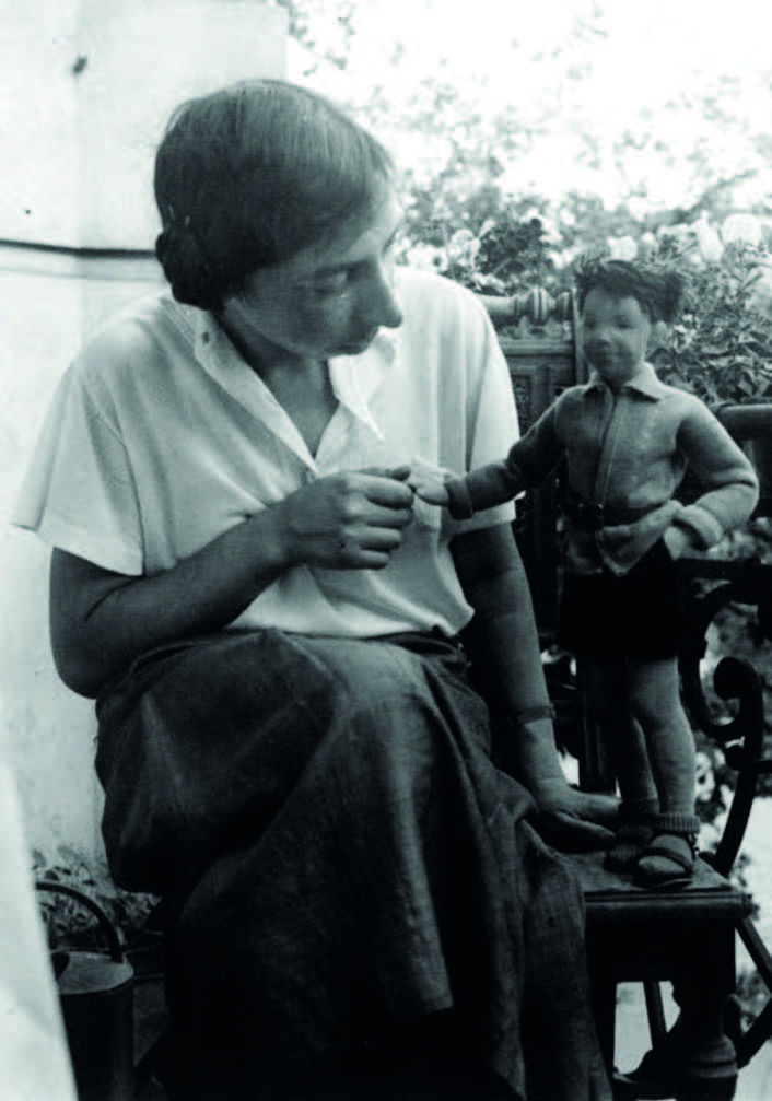 Edith Samuel mit „Sohn“ auf dem Balkon des Rabbinerhauses in Essen