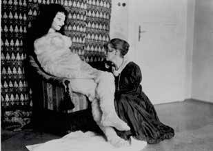 Abbildung 1:Die Puppenmacherin Hermine Moos vor der Puppe in der elterlichen Wohnung, München 1919