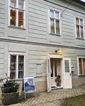 Abbildung 1: (Eingang zum Puppenmuseum)