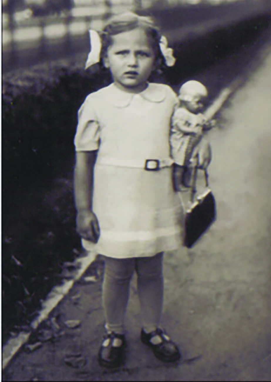 Abbildung 1: Ruth Barnett mit Puppe 